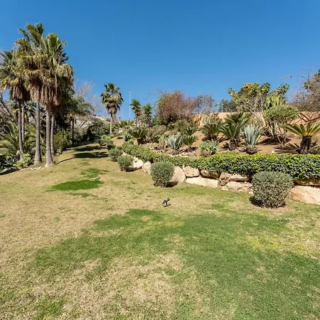 Seaside Bliss 2br With Tranquil Terrace Pool And Parking Apartment *